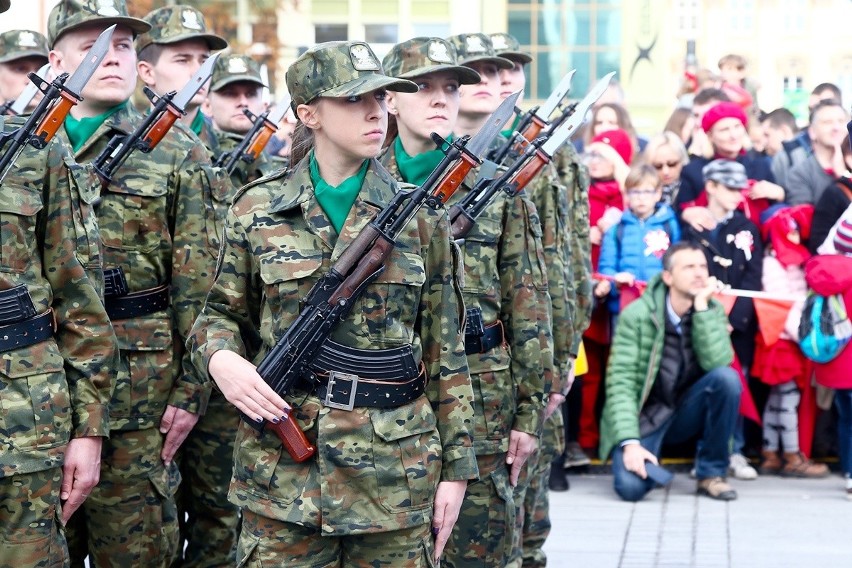 Radosna Parada Niepodległości przeszła przez Wrocław [ZDJĘCIA]