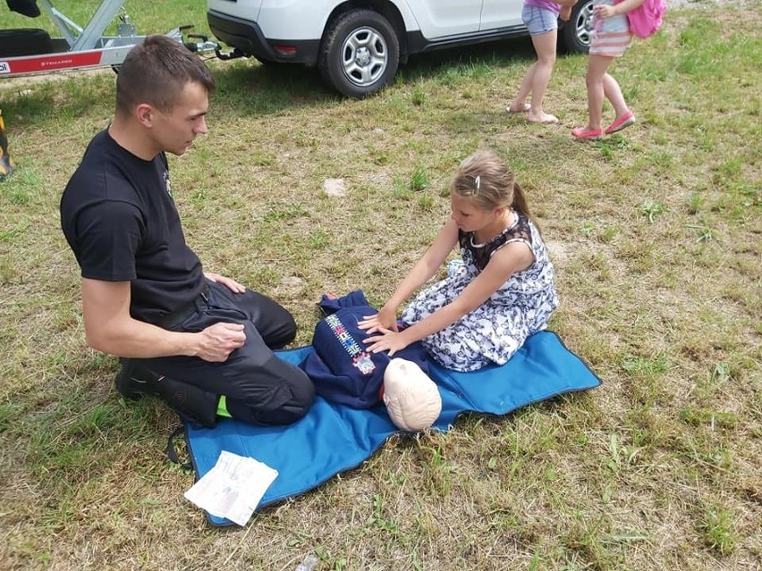 Małkinia Górna. Strażacy z OSP przypominali dzieciom zasady bezpieczeństwa i uczyli, jak udzielać pierwszej pomocy przedmedycznej. 3.07.2021