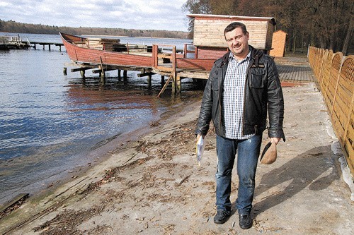 Mariusz Zalewski w miejscu, gdzie stoją dziś resztki pomostu i drewniana platforma z niby-łodzią.