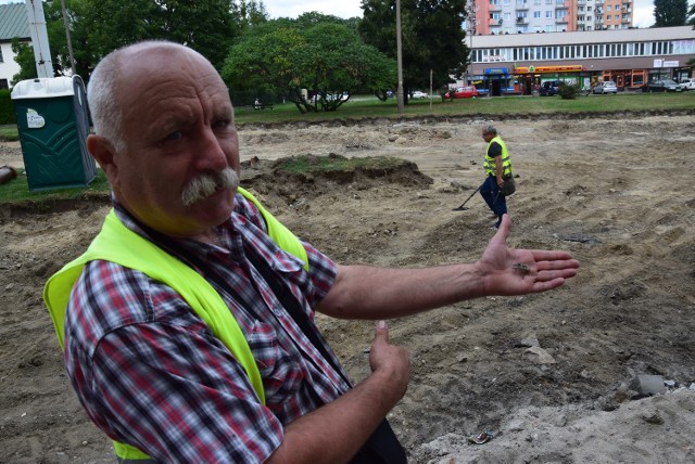 Stanisław Sinkowski prezentuje fragment znalezionej ozdoby. – To fragment ozdoby. Sprawdzimy, z jakiego jest okresu – mówił nam Stanisław Sinkowski, archeolog z Muzeum Lubuskiego. Spotkaliśmy go we wtorek 30 sierpnia podczas sprawdzania wykrywaczem metali, co kryje ziemia pod rozkopaną właśnie i remontowaną ul. Warszawską. Archeolodzy liczą, że na ciekawe znaleziska będzie można trafić w pobliżu przyszłego ronda obok Białego Kościółka (w tej okolicy był kiedyś kościół św. Gertrudy) oraz na ul. Cichońskiego (teren Bramy Santockiej).Zobacz też:  To odkrycie sprzed 2 tys. lat! Archeolodzy badają palenisko w Gorzowie (wideo)