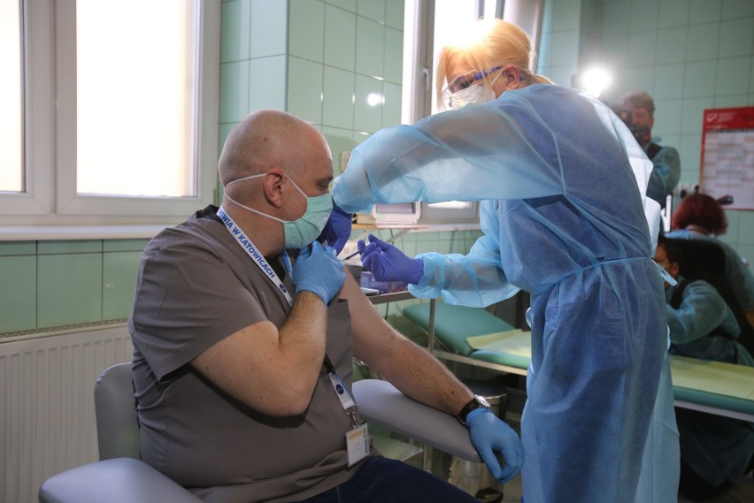 Szczepienia przeciw COVID-19 na Śląsku rozpoczęły się w...
