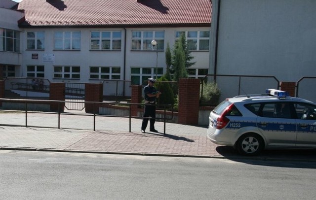 Policjanci z szydłowieckej "Drogówki&#8221;, przed rozpoczęciem roku szkolnego, kontrolowali oznakowanie wokół szkół w powiecie. 