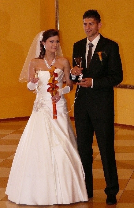 Piłkarz Wiernej Małogoszcz Paweł Bień w trakcie przyjęcia weselnego ze swoją żoną Emilią.