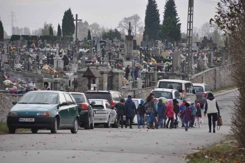 Najmłodsi odwiedzili groby bohaterów w Szydłowcu. We wtorek kwesta