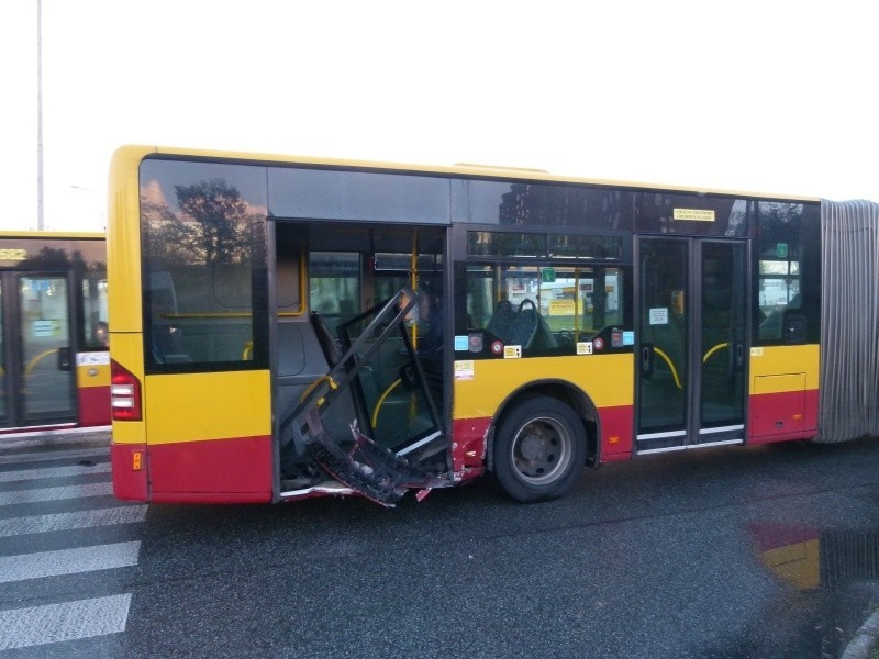 Wypadek na ul. Dąbrowskiego. Autobus zderzył się z samochodem osobowym [zdjęcia, FILM]