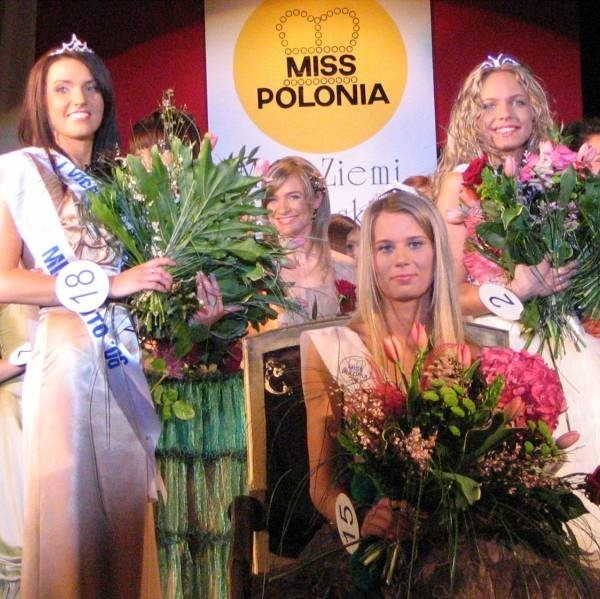 Koronacja Miss Polonia Ziemi Radomskiej 2006 (w środku). Obok Elwira Dziedzic, I Wicemiss (z lewej) i Karolina Paszkowska (z prawej).