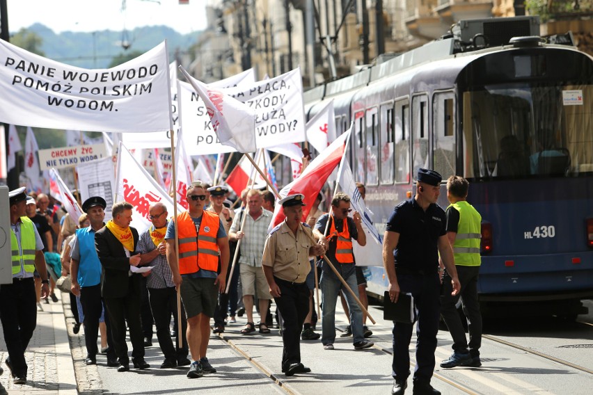 Kraków. Protest pracowników Wód Polskich. Domagają się obiecanych przez rząd podwyżek