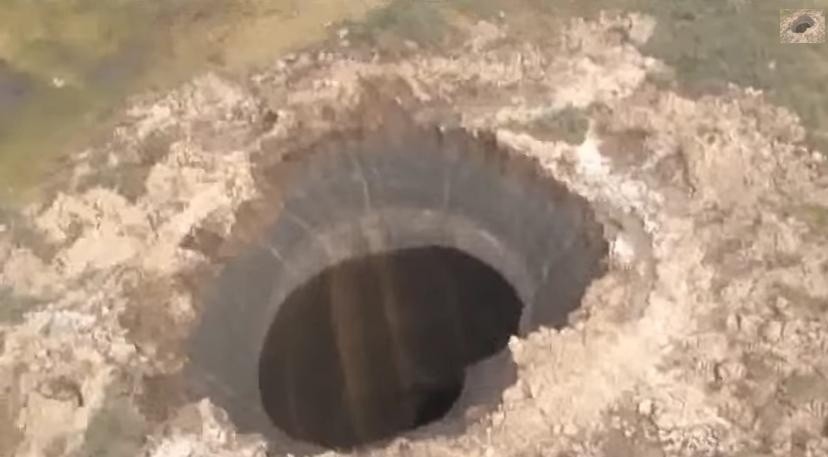 Gigantyczna dziura w ziemi na Syberii. Co się tam stało?