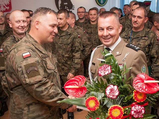 Pułkownika Zenona Brzuszko (z prawej) pożegnał m.in. dowódca 7. batalionu podpułkownik Rafał Miernik.