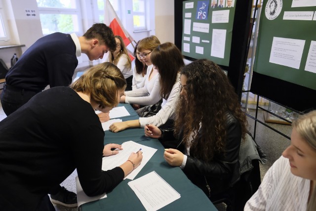 W środę 2 października w IV LO w Toruniu odbyły się prawybory. Spośród 727 osób uprawnionych do głosowania, zagłosowało 395