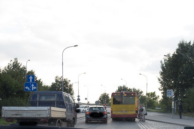 Zatoczka autobusowa przy skrzyżowaniu ul. Bora-Komorowskiego i ul. Zakrzowskiej
