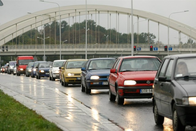 Po zamknięciu Kamieńskiego korki na Żmigrodzkiej w kierunku centrum są teraz jeszcze dłuższe. Urzędnicy mają plan, jak temu zaradzić