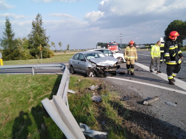 Do wypadku doszło na drodze krajowej nr 41, na obwodnicy Prudnika. Sytuacja miała miejsce we wtorek około godz. 16.40.Z ustaleń policji wynika, że kierowca skody wyjeżdżając na drogę nie ustąpił pierwszeństwa przejazdu mężczyźnie prowadzącemu volkswagena.Doszło do zderzenia, wskutek którego kierowca volkswagena oraz jego pasażer zostali poszkodowani. Przewieziono ich do szpitala.Obaj kierowcy byli trzeźwi. Droga krajowe nr 41 w Prudniku jest przejezdna.