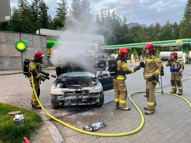 W poniedziałek rano na stacji paliw w Zakopanem podczas tankowania zapalił się osobowy Opel. Tragedii udało się uniknąć dzięki szybkiej reakcji obsługi, która przepchnęła palące się auto w bezpieczne miejsc. Pożar ugasiła straż pożarna, a policja zajęła się kierowcom. Ten został surowo ukarany.