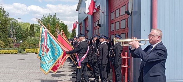 Obchody Powiatowego Dnia Strażaka w Jędrzejowie. Strażacy otrzymali odznaczenia i awanse. Więcej na kolejnych zdjęciach