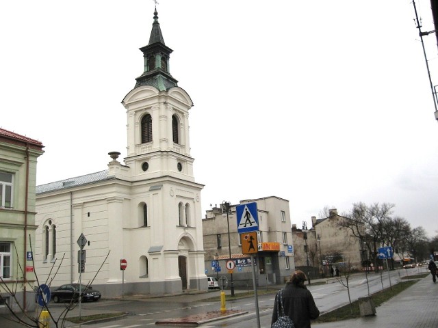 Kościół ewangelicko augsburski przy ulicy Reja zadziwia przechodzących nową, kremową elewacją. Odnowiona jest także wieża.