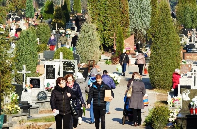 Cmentarz św. A. Boboli: Białostoczanie odwiedzają groby (zdjęcia, wideo)