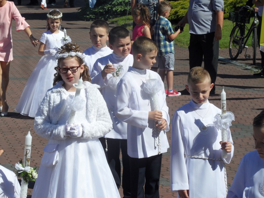 Pierwsza komunia święta w parafii Nawiedzenia NMP w...