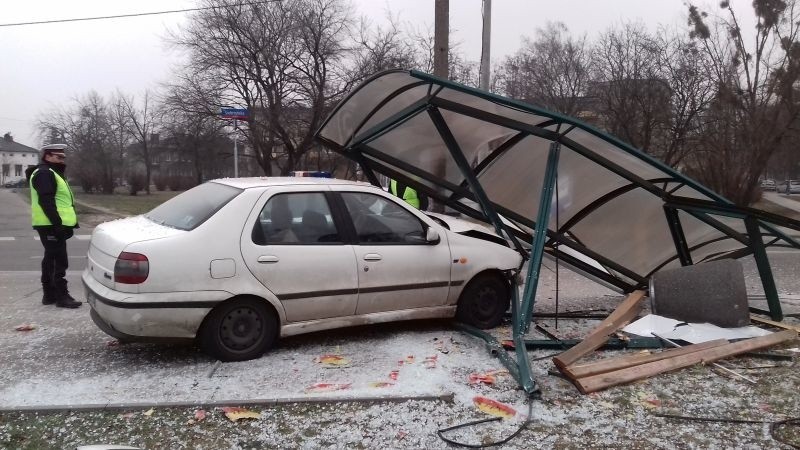 Na ul. Srebrzyńskiej pijany fiatem wjechał w przystanek, przesunął go o kilka metrów i zatrzymał się na słupie! [FILM, zdjęcia]