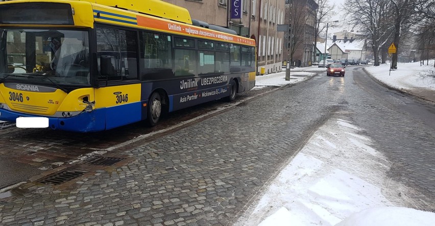 W Słupsku doszło do zderzenia skody z autobusem MZK