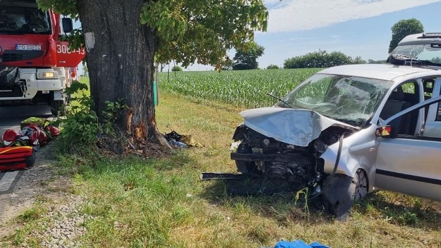 Samochód uderzył w drzewo. Jedna osoba trafiła do szpitala.Zobacz zdjęcia --->