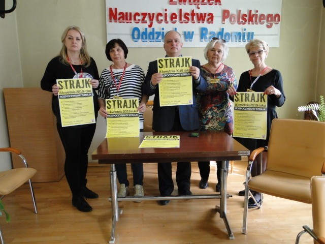 - Protestujemy, bo zależy nam na przyszłości edukacji - mówią w oddziale Związku Nauczycielstwa Polskiego w Radomiu.