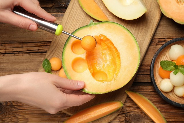 Melon to owoc, który wyjątkowo łatwo włączyć do diety. Dobrze komponuje się zarówno ze słodkimi, jak i słonymi dodatkami.