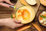 Melon – kalorie i wartości odżywcze. Warto jeść go szczególnie w upały. Jakie właściwości zdrowotne mają: melon cantaloupe, miodowy i galia?