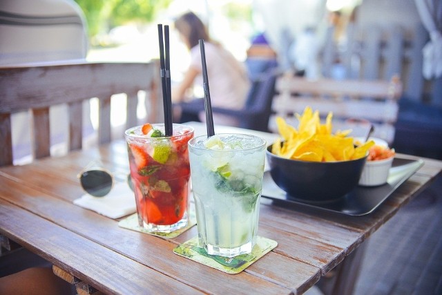 Alkohol towarzyszy nam głównie na spotkaniach towarzyskich, choć niektórzy są też zwolennikami picia np. lampki wina do obiadu, czy w ramach relaksującego wieczoru z książką lub przy dłuższej kąpieli. Niestety alkohol jest substancją, która dostarcza nam kalorii, jednak nie mają one żadnych składników odżywczych. Dlatego warto zwrócić uwagę, ile kalorii mają poszczególne alkohole. O tym dowiesz się w naszej galerii! ▶▶