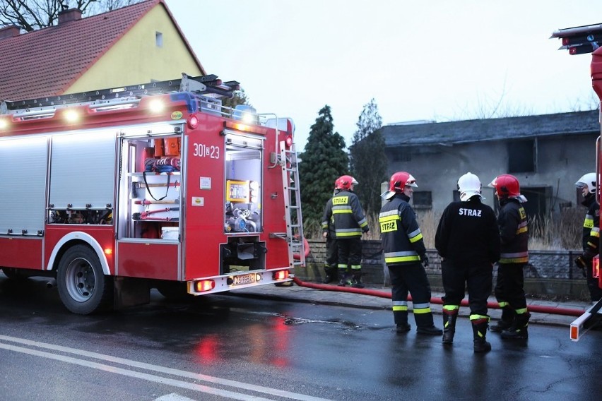 Pożar przy ul. Marmurowej. Na szczęście budynek był opuszczony [zdjęcia]