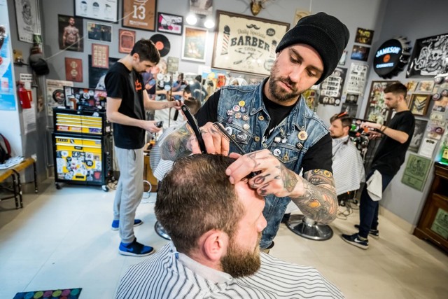 W ramach kolejnego etapu odmrażania polskiej gospodarki od poniedziałku otworzą się salony fryzjerskie i kosmetyczne.