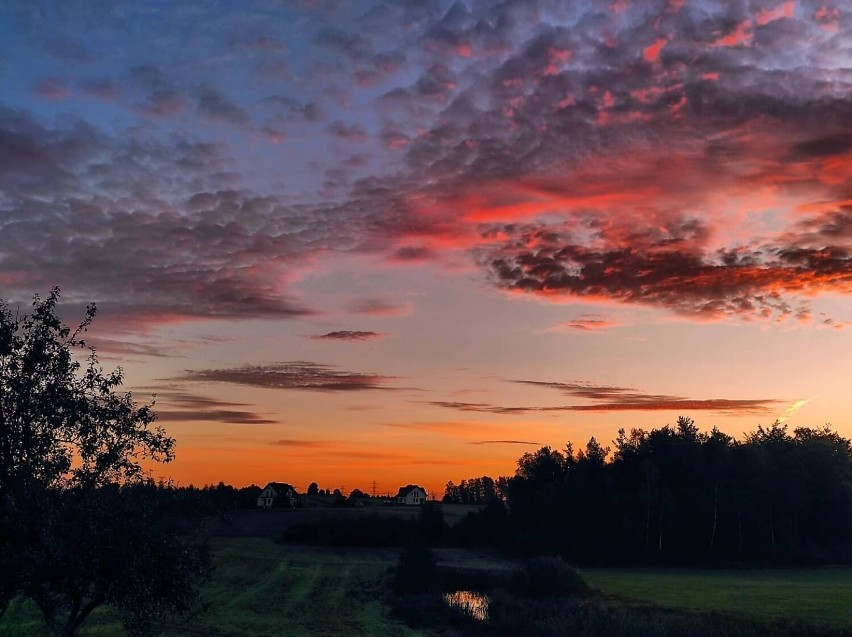 Kaszubskie niebo skąpane w czerwieni. Niesamowite fotograficzne pejzaże z powiatu kościerskiego!