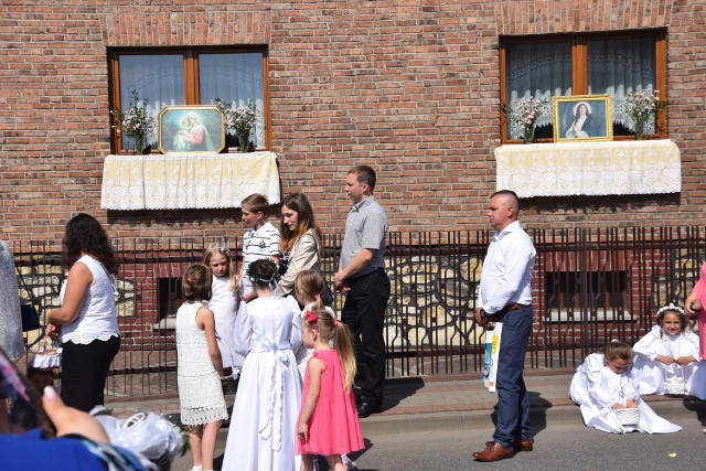 Boże Ciało w Chełmie Śląskim: Najpiękniejsze ołtarze, najbogatsze dekoracje. I tak jest od pokoleń. Tradycja wystawiania w oknach obrazów i figur ma się w Chełmie Śląskim znakomicie. Wiele posesji ma wręcz prywatne ołtarze.