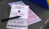 Gigantyczne wygrane w lotto. Ktoś zgarnął milion złotych, ktoś inny przez 20 lat będzie dostawał 10 tys. zł miesięcznie