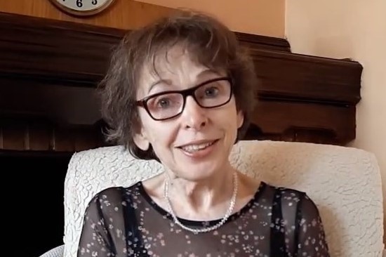 Babcia ze Słupska czyta bajki na Facebooku i kanale YouTube. To jej sposób na rozrywkę dla dzieci w czasie epidemii