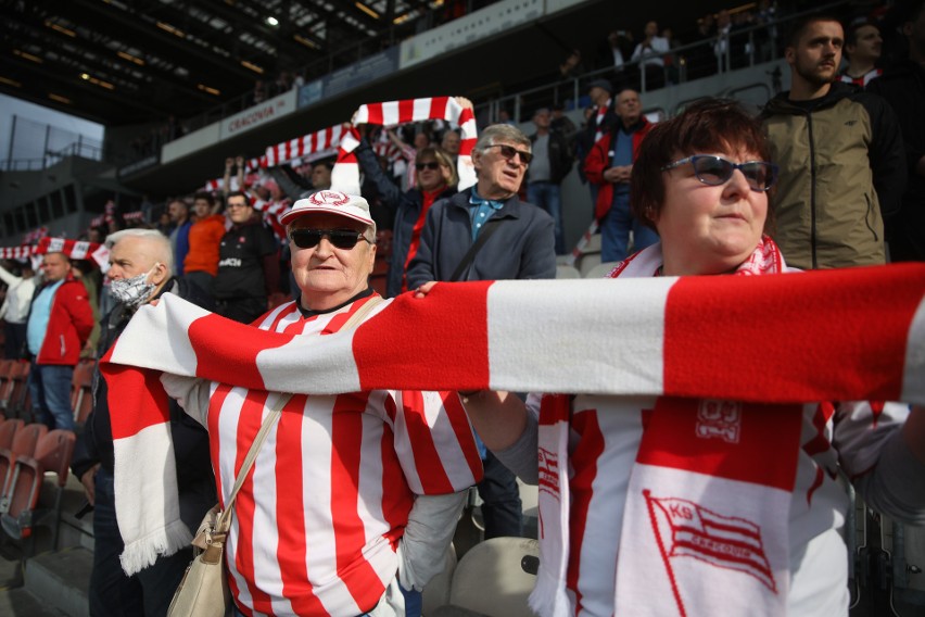 Życie wróciło na stadion Cracovii. Gorący doping kibiców "Pasów" w meczu z Wartą Poznań [ZDJĘCIA]