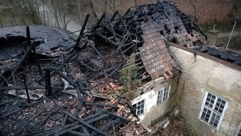 Pożar zabytkowego dworu w Gdańsku. Konserwator chce ratować spalony budynek [ZDJĘCIA, WIDEO]