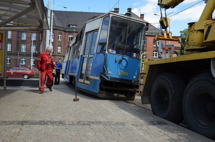 Wrocław: Przy Dworcu Nadodrze wykoleił się tramwaj (FOTO)