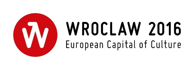 - Wychodząc od inicjału miasta, ujrzanego w fasadzie Ratusza, autor użytymi kolorami flagi i krojem litery przynosi skojarzenie z polskością, demokracją, akcentuje współczesną tradycję Wrocławia jako niepokornego miasta o jednocześnie uniwersalnym potencjale. Logo ma cechy dobrego wzornictwa: wyrazistość, ład estetyczny, możliwość skalowania, metaforyczność i skrót. Viola Krajewska, Dyrektor Centrum Sztuki WRO