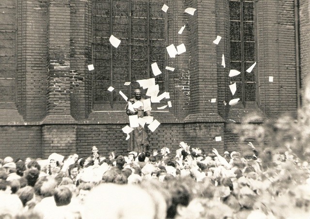 Młodzież z RSA rozrzuca ulotki pod kościołem św. Brygidy 10 października 1985 r.