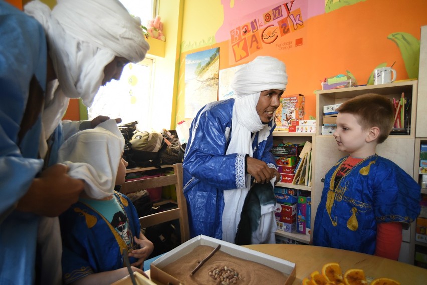 Saharyjscy nomadzi odwiedzili dzieci leczące się na oddziale...