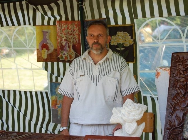 Andrzej Brzóska sam tworzy, ale też uczy rzeźbić młodzież. Od lat prowadzi zajęcia w ośrodku kultury w Mroczy.