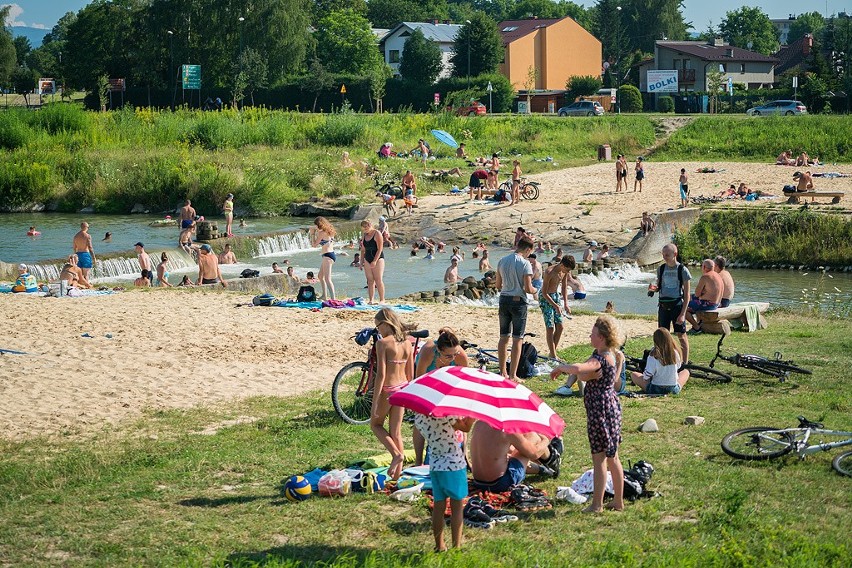 Upały w Nowym Sączu. Tłumy na plaży nad Kamienicą [ZDJĘCIA]