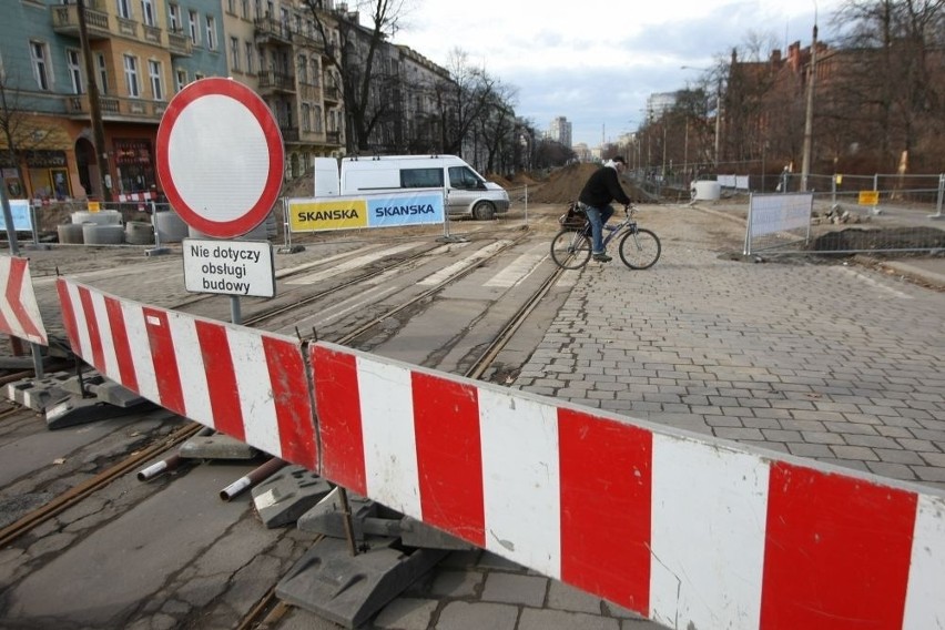 Wrocław: Na Curie-Skłodowskiej układają kanalizację. Remont skończy się do września? [FOTO]