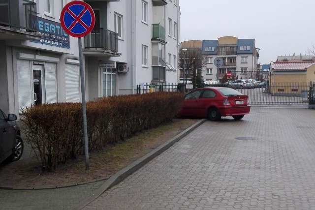 Parkowanie BMW przy wjeździe na posesję przy ulicy Krętej