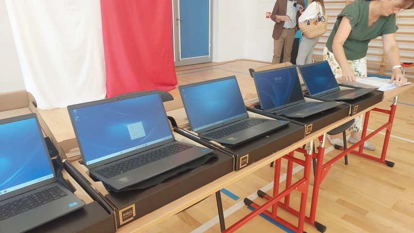 Nowe laptopy dla uczniów z terenu gminy Bałtów. Sprzęt trafił do 25 dzieci
