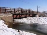 Kanał Rudzki, zator lodowy. Mosty i droga zagrożone, woda wystąpiła z brzegów.