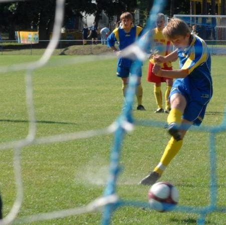 Tym strzałem z rzutu karnego Paweł Baskakow przypieczętował wygraną 3:0 juniorów Bate RM Mińsk z KOS 1984 Rutki. Bramkarz rywali Piotr Zalewski był bezradny.