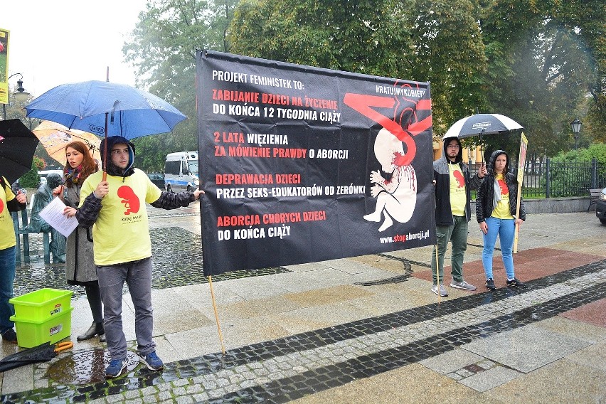 Protesty zwolenników i przeciwników zaostrzenia ustawy aborcyjnej w Radomiu