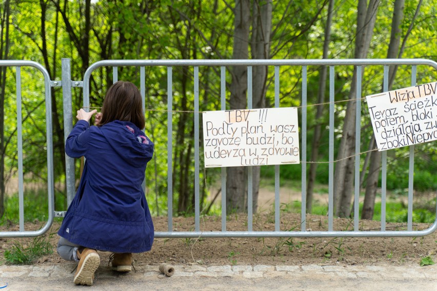 Symboliczne „zamknięcie parku antynaturalistycznego”, czyli protest w obronie zieleni na Górkach Czechowskich. Zobacz zdjęcia